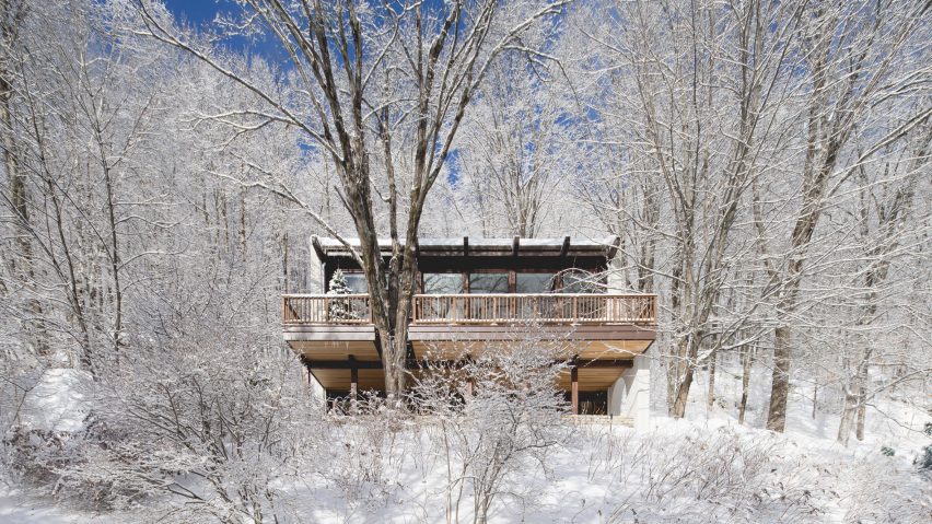 Alain Carle Architecte renovates rundown Résidence Maribou chalet in Canada